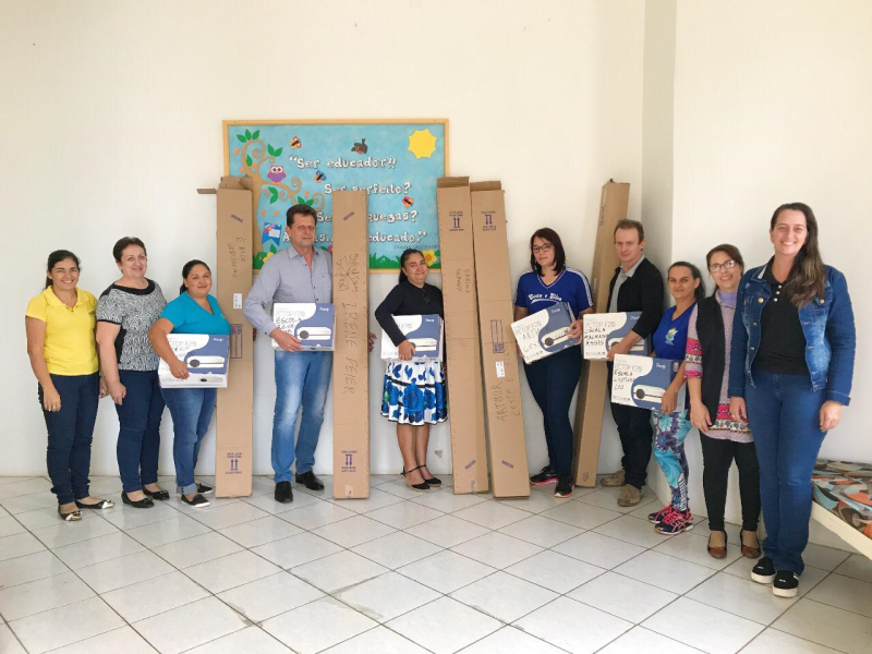 ENTREGA DE PROJETORES MULTIMÍDIA PARA ESCOLAS